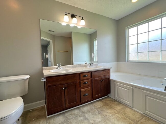 Building Photo - 110 Auburn Cir