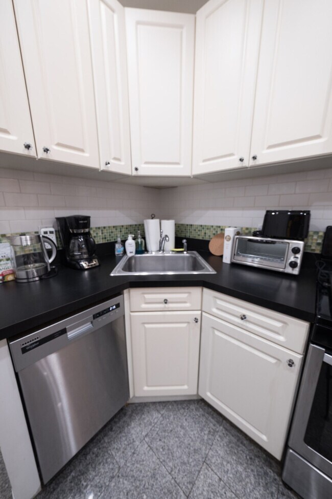 Building Photo - 305 E 104th St