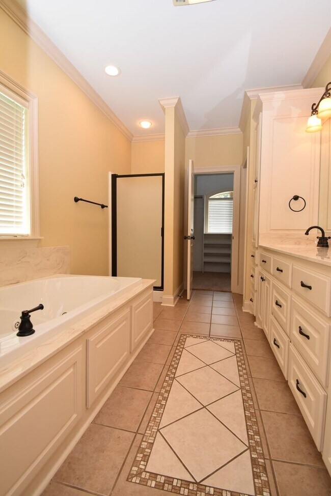 Building Photo - Spacious 3 Bedroom, 2 Bath Home