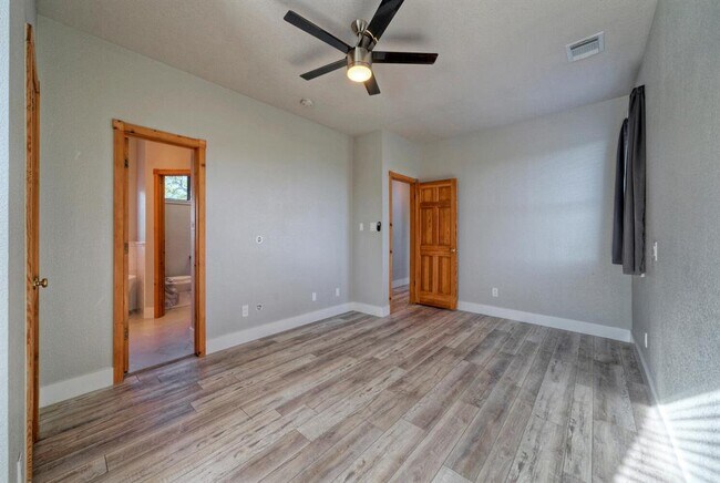 Building Photo - 15501 Rock Creek