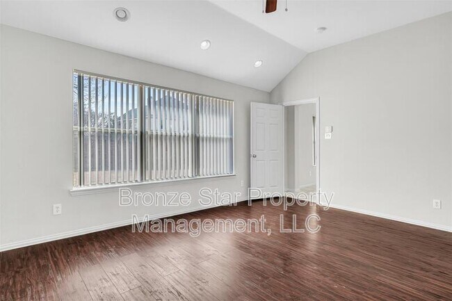 Building Photo - 2827 Rosewood Blvd