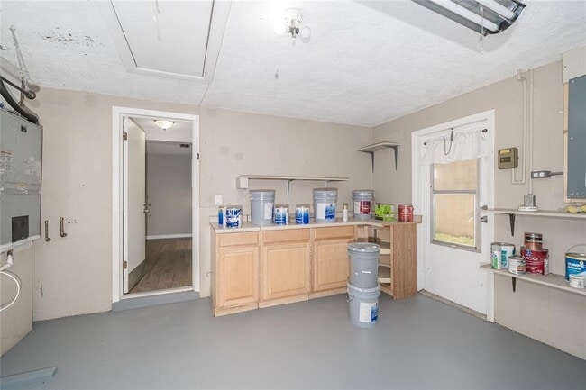 Building Photo - 7911 Foxwood Dr