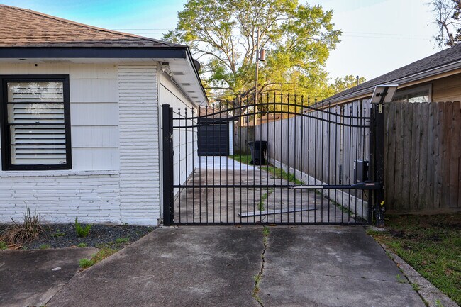 Building Photo - 9613 Westview Dr