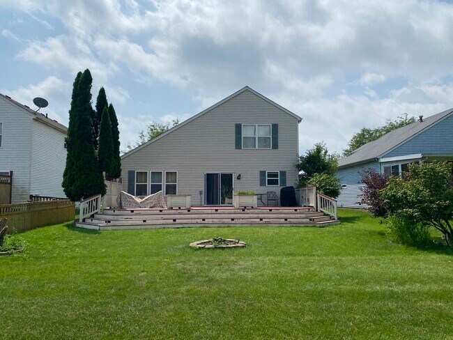 Building Photo - 5905 Lake Pointe Dr