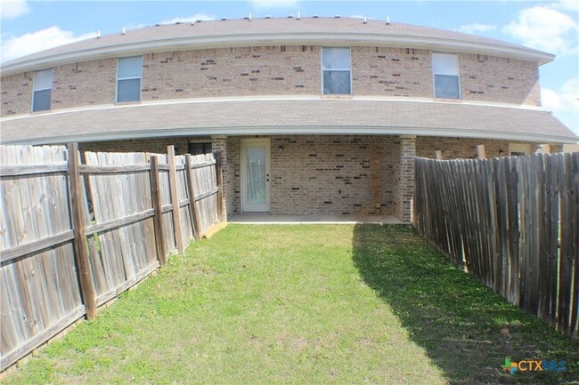 Building Photo - 102 E Robin Ln