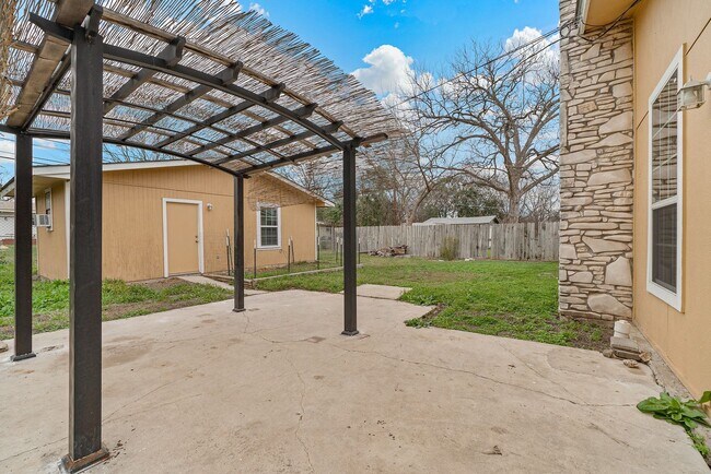 Building Photo - CRESTHAVEN HEIGHTS