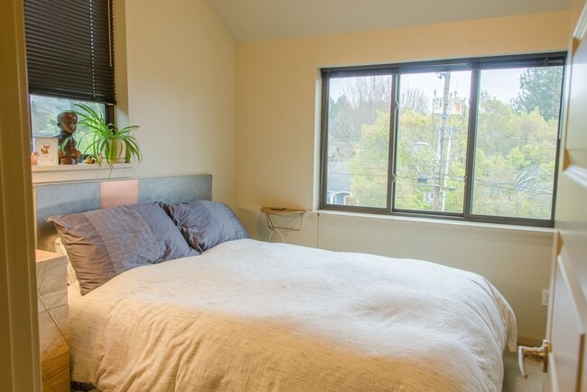 Building Photo - 2Bd/1.5Ba Seattle Townhouse