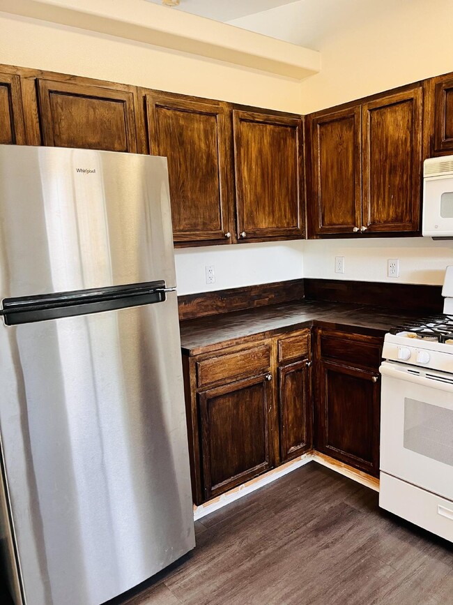 Building Photo - 4 Bedroom, 2 Bath Home with Attached Garag...