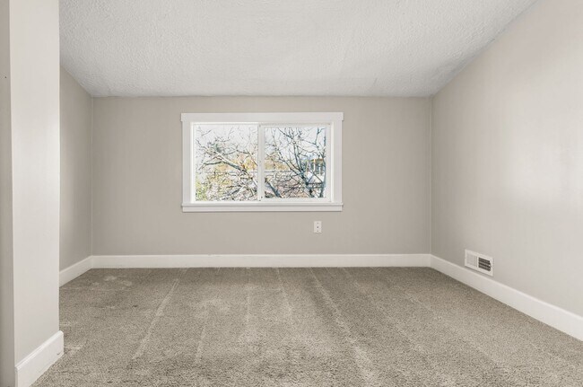 Building Photo - 8334 SE Taylor Ct