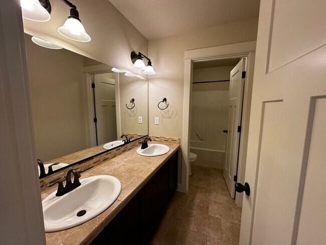 Building Photo - Beautiful 4-Bedroom Home in the Hills of W...