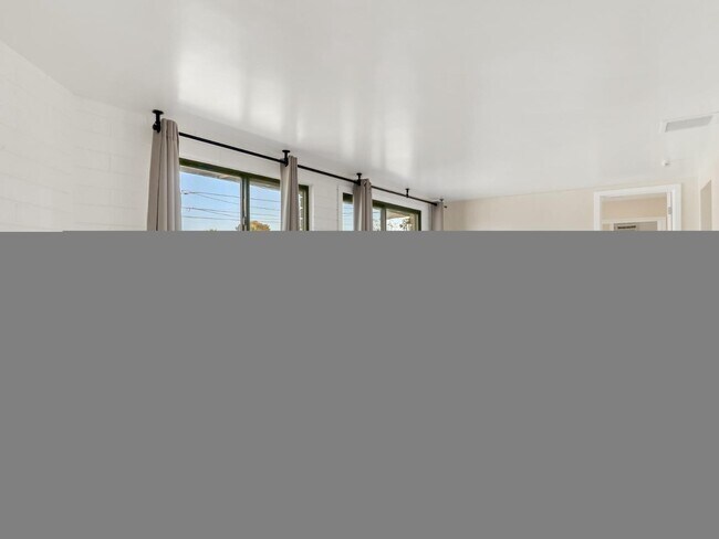 Building Photo - 544 W 17th Pl