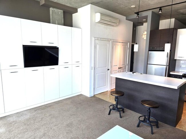 Building Photo - 851 W Front St