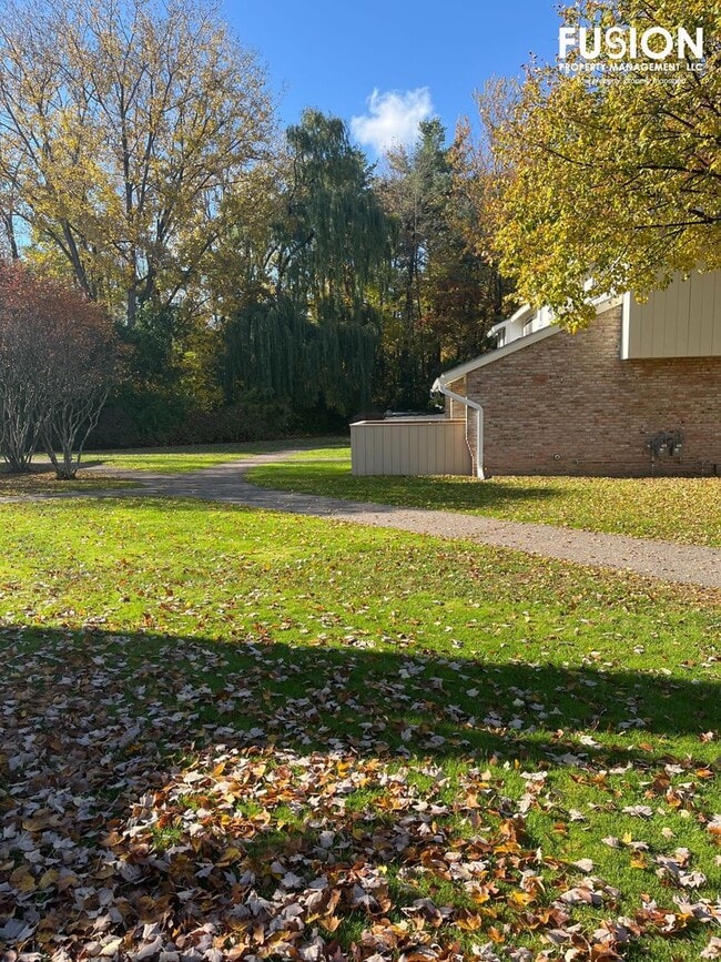 Building Photo - 3 Bedroom/2 Bathroom Condo Right Near Oakledge Park w/Pool!