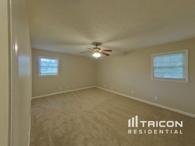 Building Photo - 2561 Falcon Ridge Dr SW
