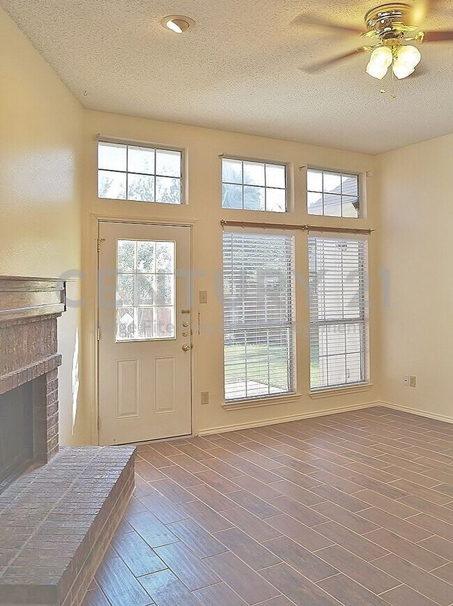 Building Photo - Well-Maintained 4/2/2 with 2 Living and 2 ...