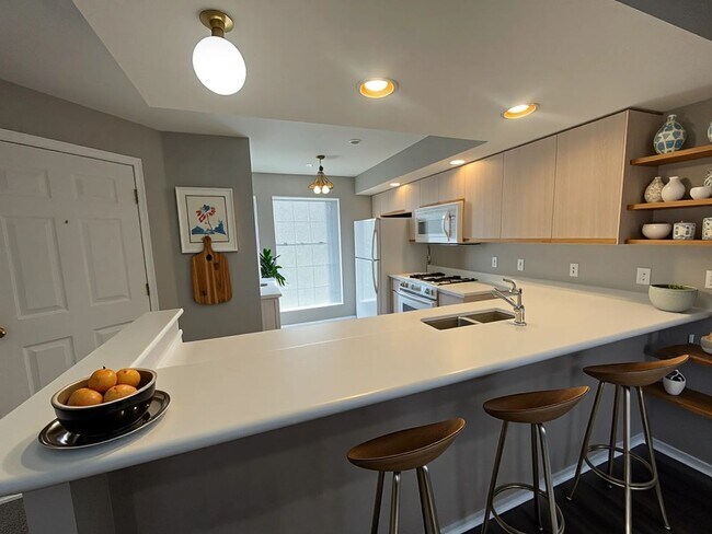 Building Photo - Beautiful Two Bedroom 2 bath Apartment wit...