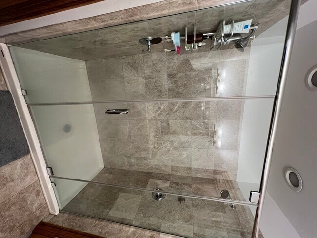 Building Photo - 4053 N Kenmore Ave