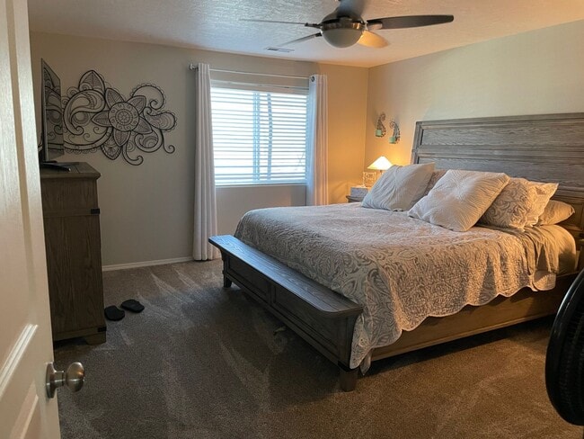 Building Photo - Pet Friendly Home in Desirable Neighborhood!