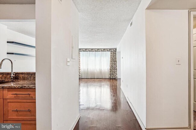 Building Photo - 10101 Grosvenor Pl