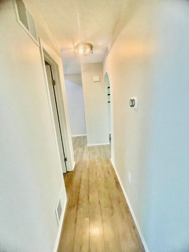 Building Photo - 3-Bedroom 2.5 bath Townhome in Imperial – Style, Space & Sophistication