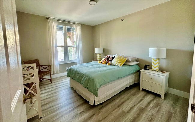 Building Photo - 7582 Regency Lake Dr