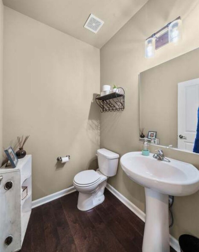 Building Photo - Teheleh Welcomes You Home to This 5 Bed Be...