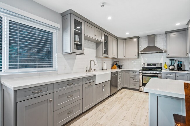 Building Photo - 1911 Mathews Ave