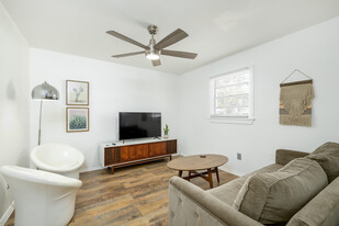 Building Photo - 527 Zanesville St S
