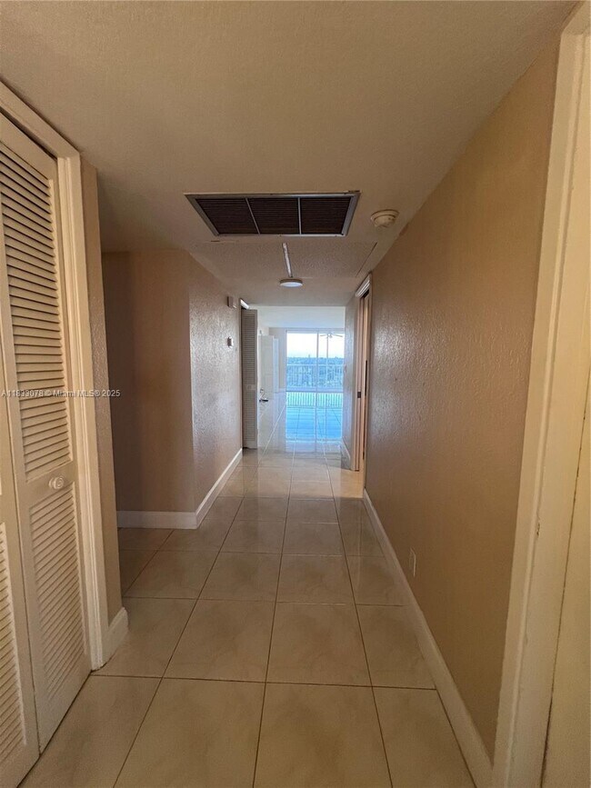 Building Photo - 3080 N Course Dr