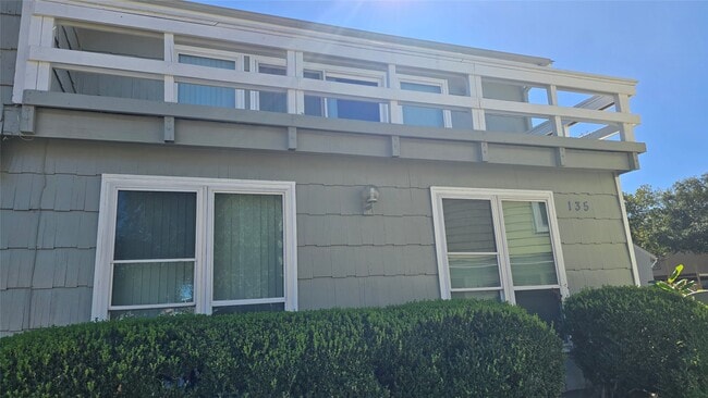 Building Photo - 135 April Point Dr N