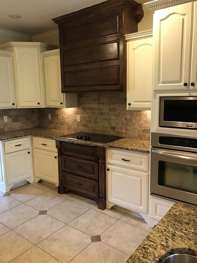 Building Photo - Questions call Lance Garner 501-912-6020