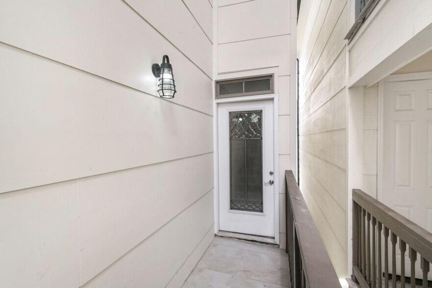 Building Photo - 1609 Baronne St