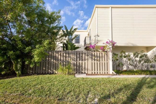 Building Photo - 1640 Shaker Cir