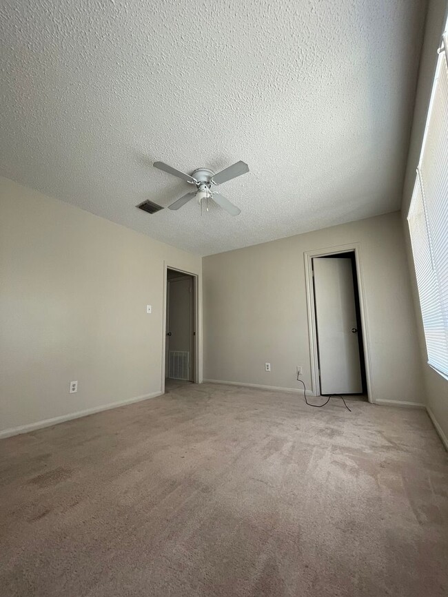 Building Photo - 2 bedroom 1 1/2 bath condominium