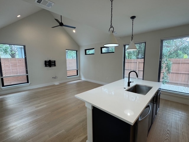 Building Photo - 1101 1/2 Fiesta St