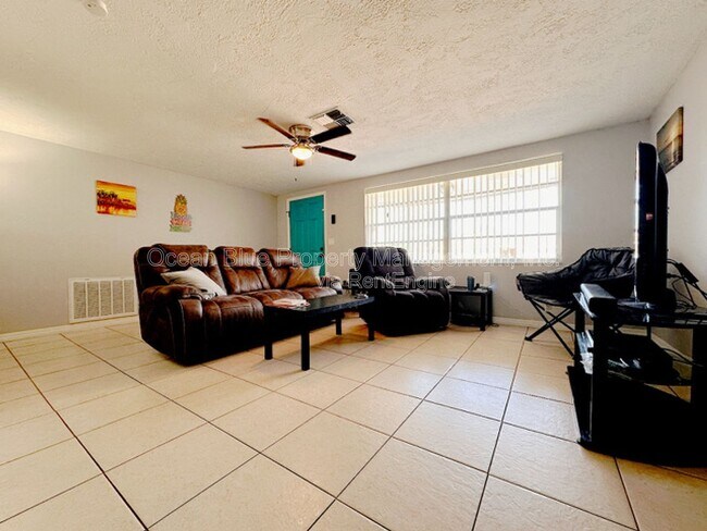 Building Photo - 7924 Halsey Dr