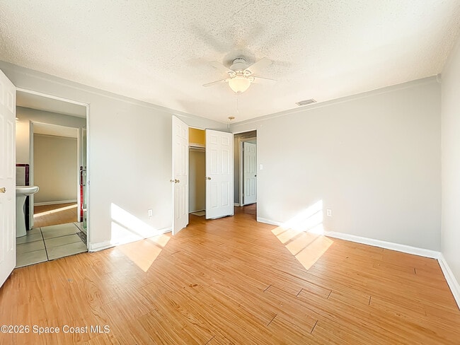 Building Photo - 541 E Fee Ave