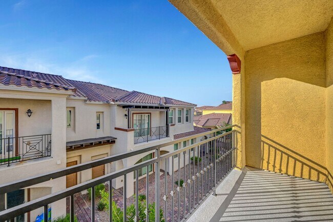 Building Photo - 3 Bedroom 2.5 Bath Townhome in Tuscany!