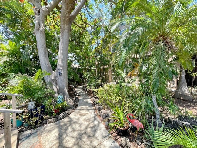 Building Photo - OHANA CLOSE TO THE BEACH!