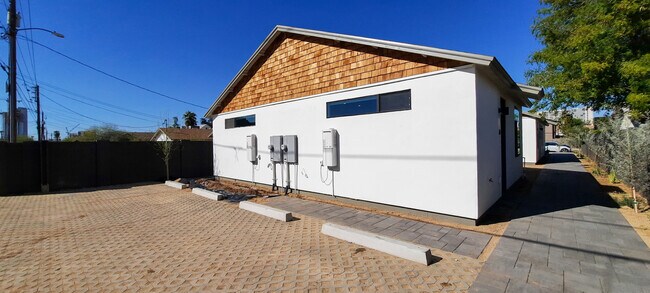 Building Photo - 1027 E McKinley St