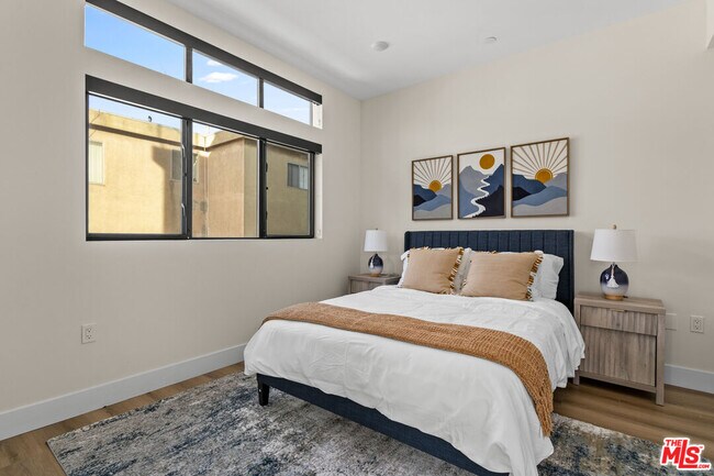 Building Photo - 1318 1/2 N Vista St