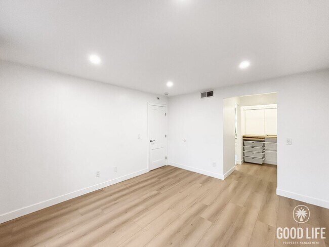 Building Photo - Charming 2BD/2BA Condo in Hillcrest W/ W/D...