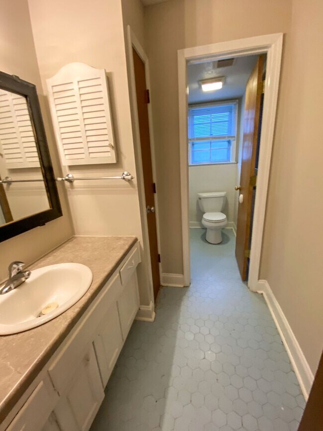 Building Photo - 5 bed, 2 bath home in East Memphis near Qu...