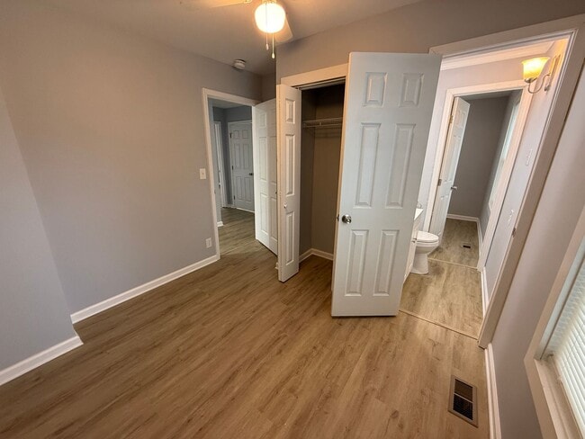 Building Photo - Great Rossville Home