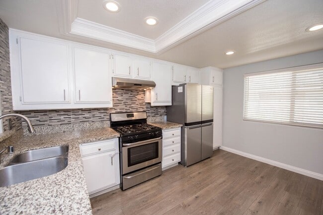 Building Photo - Huntington Beach Townhome