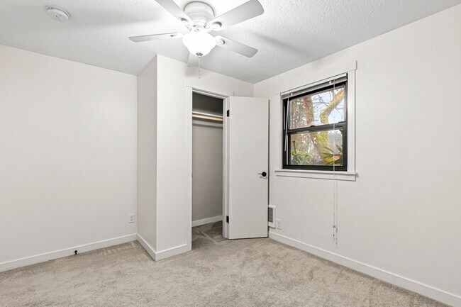 Building Photo - 18605 NE Everett Ct
