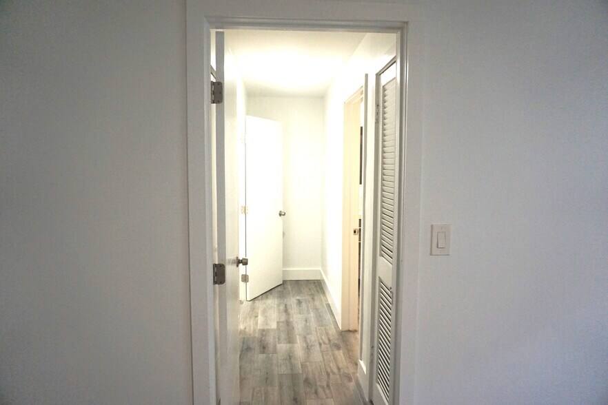 Hall to closets & masterbathroom - 1529 Arthur St