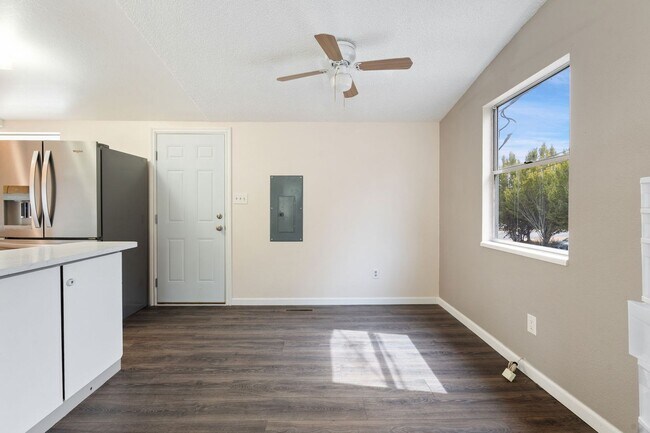 Building Photo - 400 Casad Ave