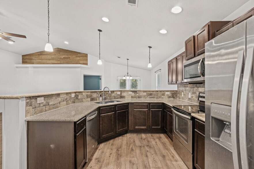 Building Photo - 5555 Peach Dr
