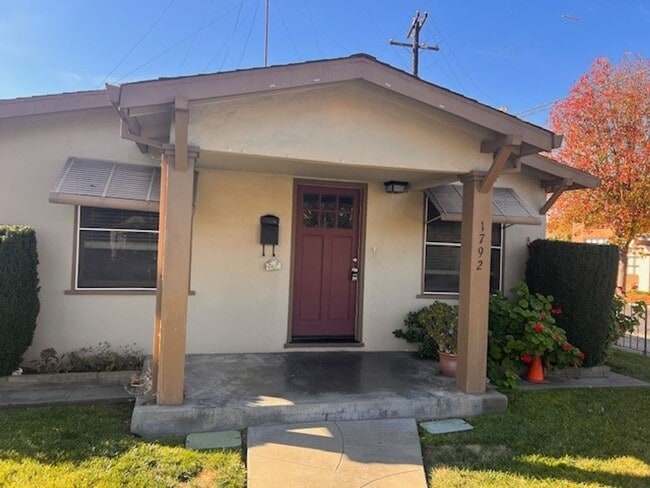 Building Photo - Santa Clara Charm ~ 3BR/1BA on Main Street